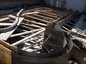 монтаж опалубки для бетонирования бассейна